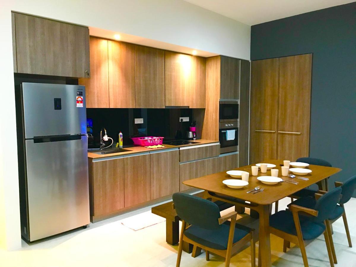 By The Beach - Luxury 2 Bedrooms Family Suite باتو فيرينغي المظهر الخارجي الصورة