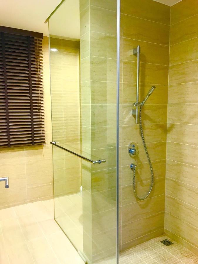 By The Beach - Luxury 2 Bedrooms Family Suite باتو فيرينغي المظهر الخارجي الصورة